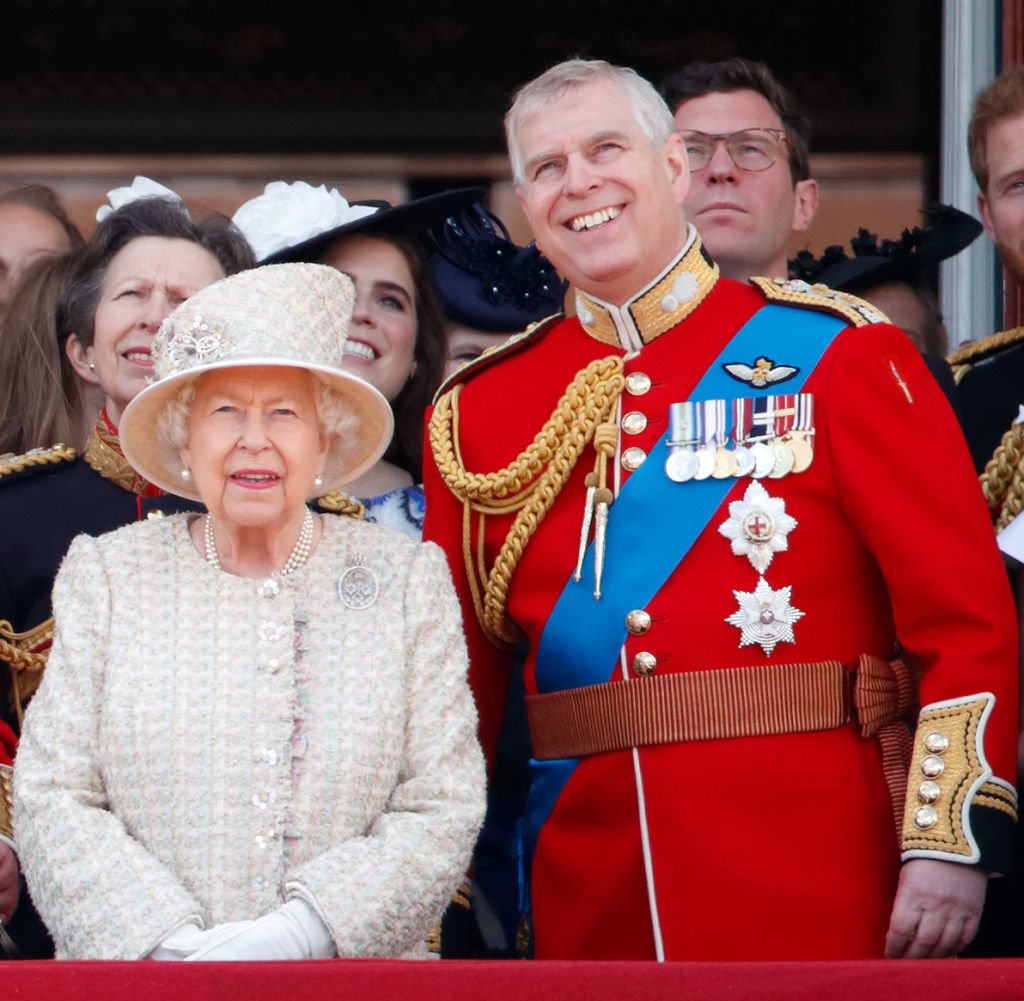 Königin Elizabeth II. und Prinz Andrew, Herzog von York, beobachten einen Vorbeiflug vom Balkon des Buckingham Palace während Trooping The Colour, der jährlichen Geburtstagsparade der Königin, am 8. Juni 2019 in London, England. | Quelle: Getty Images