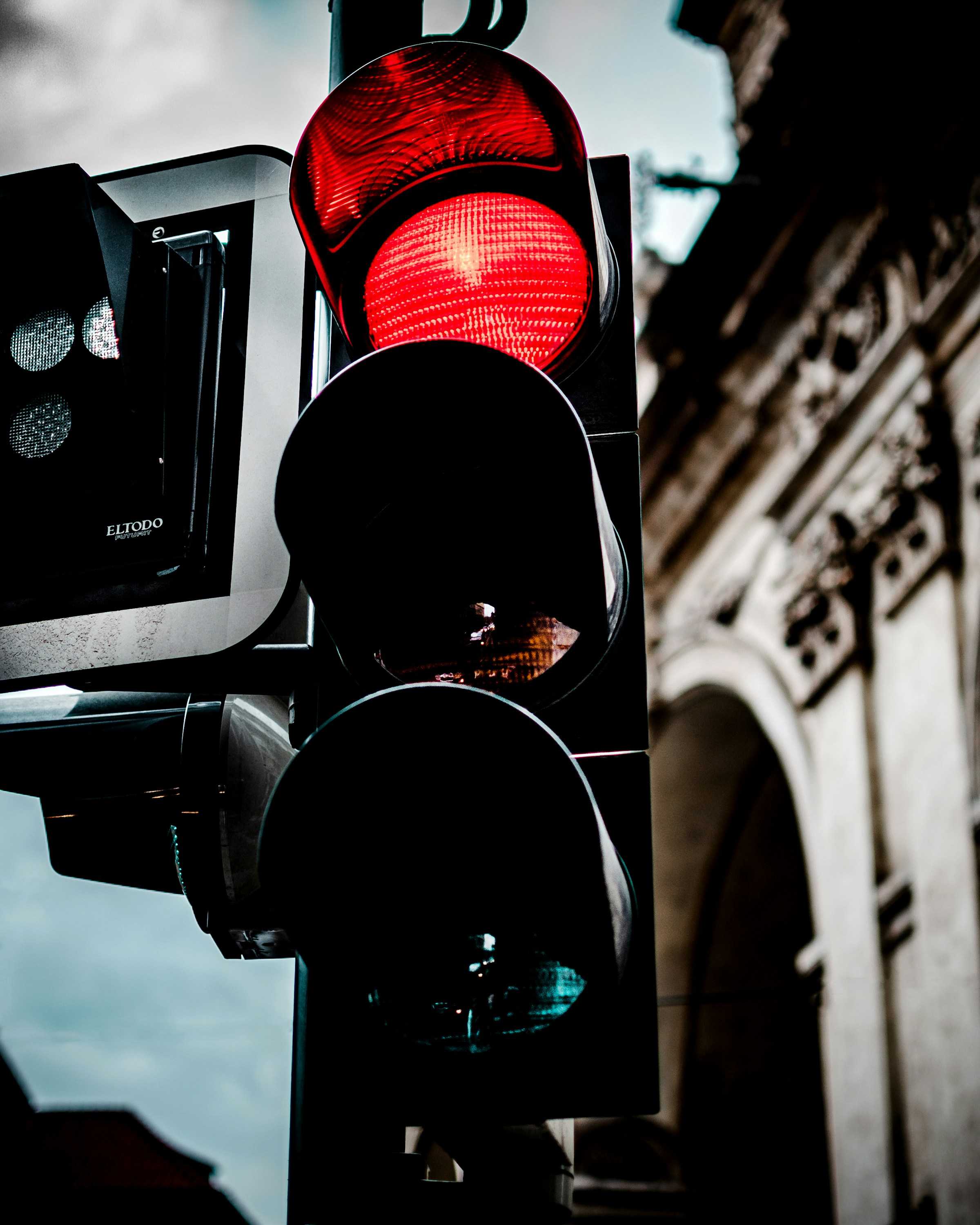 A red traffic light | Source: Unsplash