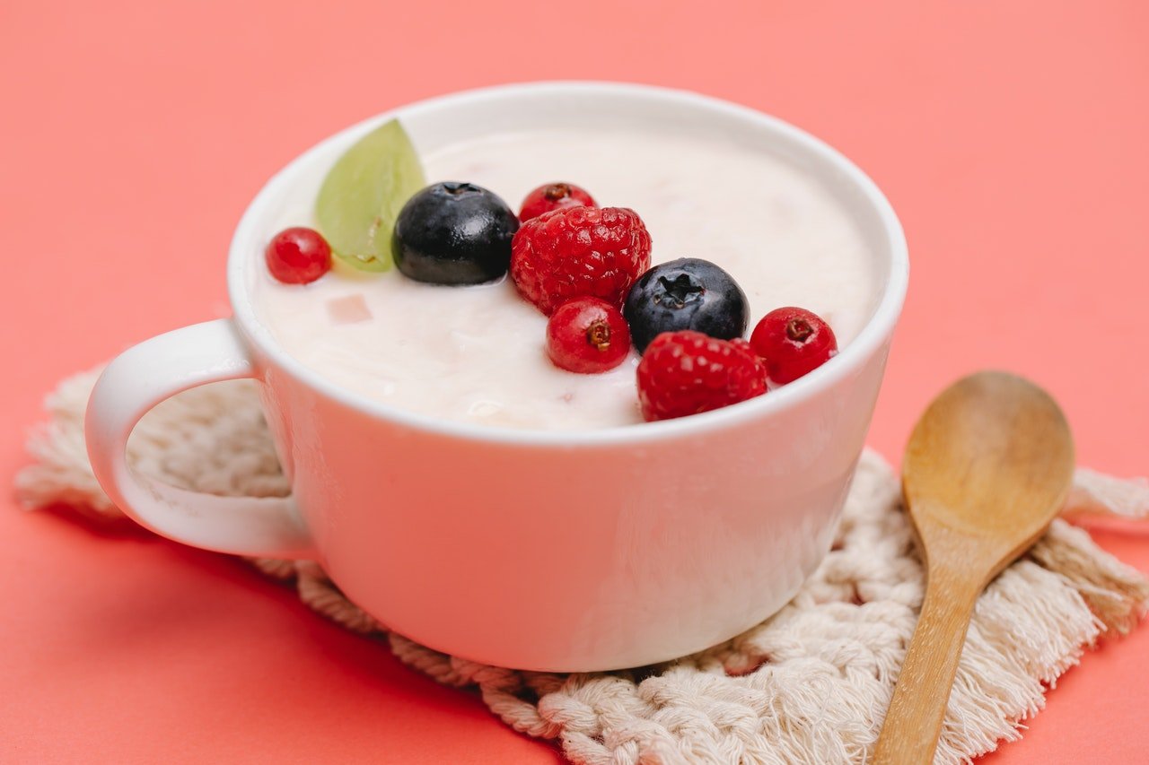 A cup of yogurt with strawberries | Photo: Pexels