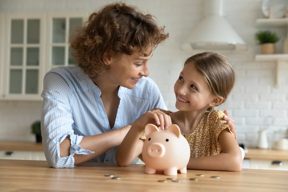 Mutter lernt Tochter, wie man Geld spart. | Quelle: Shutterstock