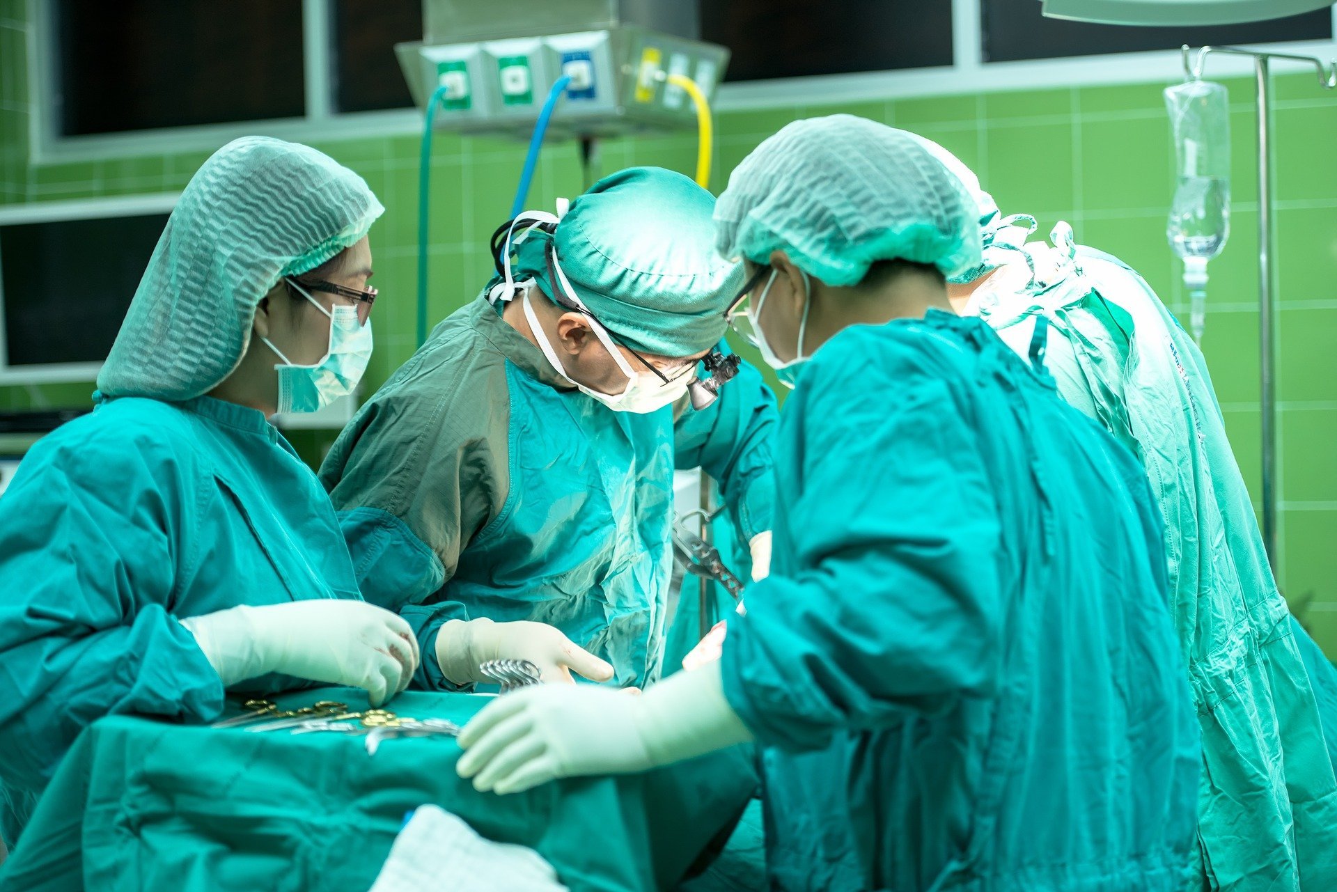 Doctors dressed in smocks performing surgery. | Source: Pixabay/Sasin Tipchai 