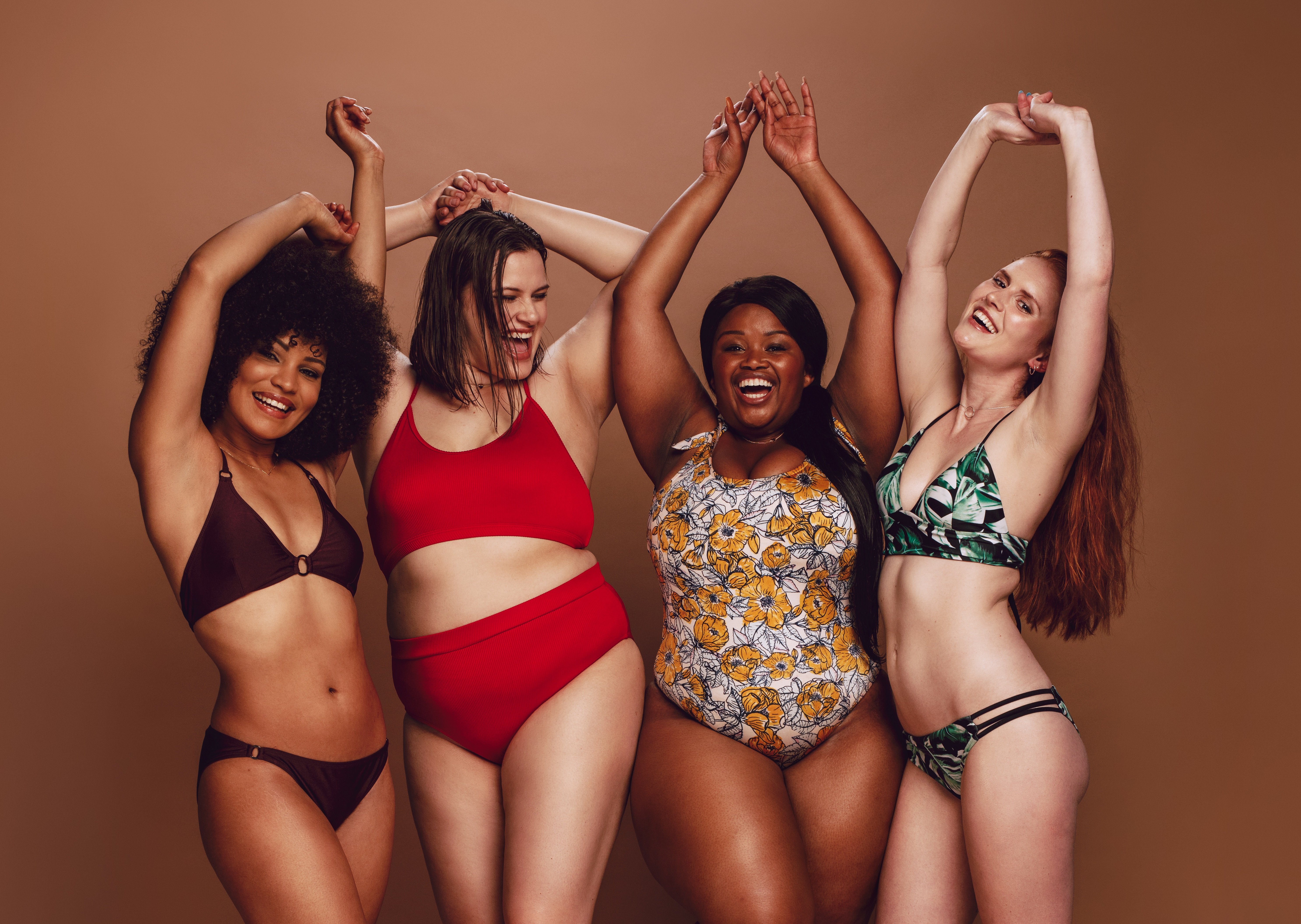 Grupo de mujeres con diversas formas de cuerpo y distintos trajes de baño. | Foto: Shutterstock