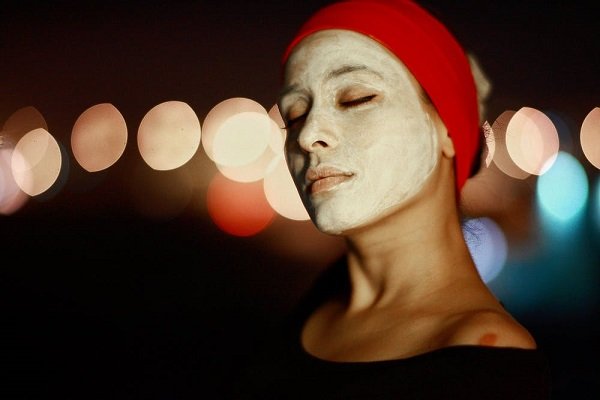 Mujer con crema facial. | Foto: Pexels