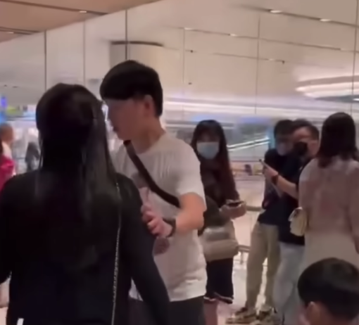 Ein Mann hält seine Frau davon ab, seine mutmaßliche neue Partnerin zu konfrontieren. | Quelle: youtube.com/@SingaporeIncidentsChannel