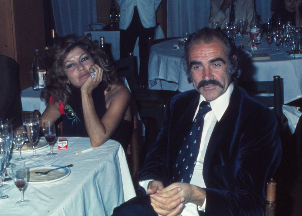 Sean Connery y su esposa Micheline Roquebrune en Murcia España en 1973. | Foto: Getty Images