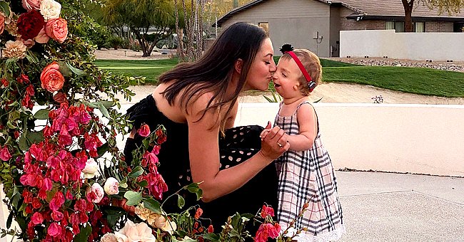 Eliza Jamkochian Bahneman kissing her baby Isabella up on the nose.│Source: facebook.com/elizabeth.jamkochian