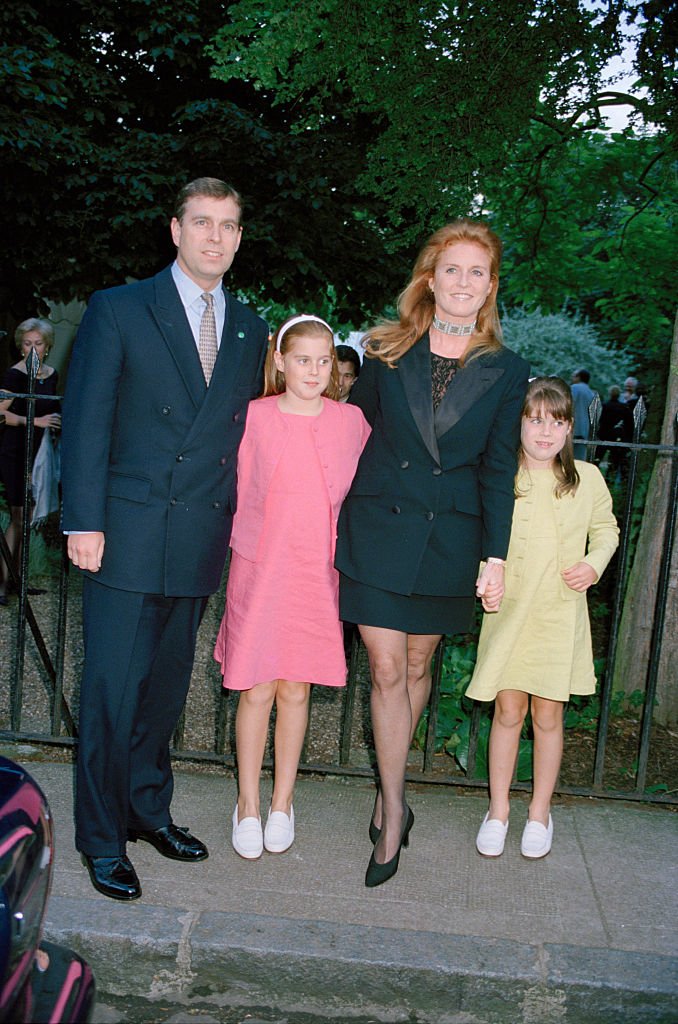 Prince Andrew, Sarah Ferguson, Princess Beatrice (pink dress) and Princess Eugenie at a garden party at the home of David Frost in June 1999 | Photo: Getty Images