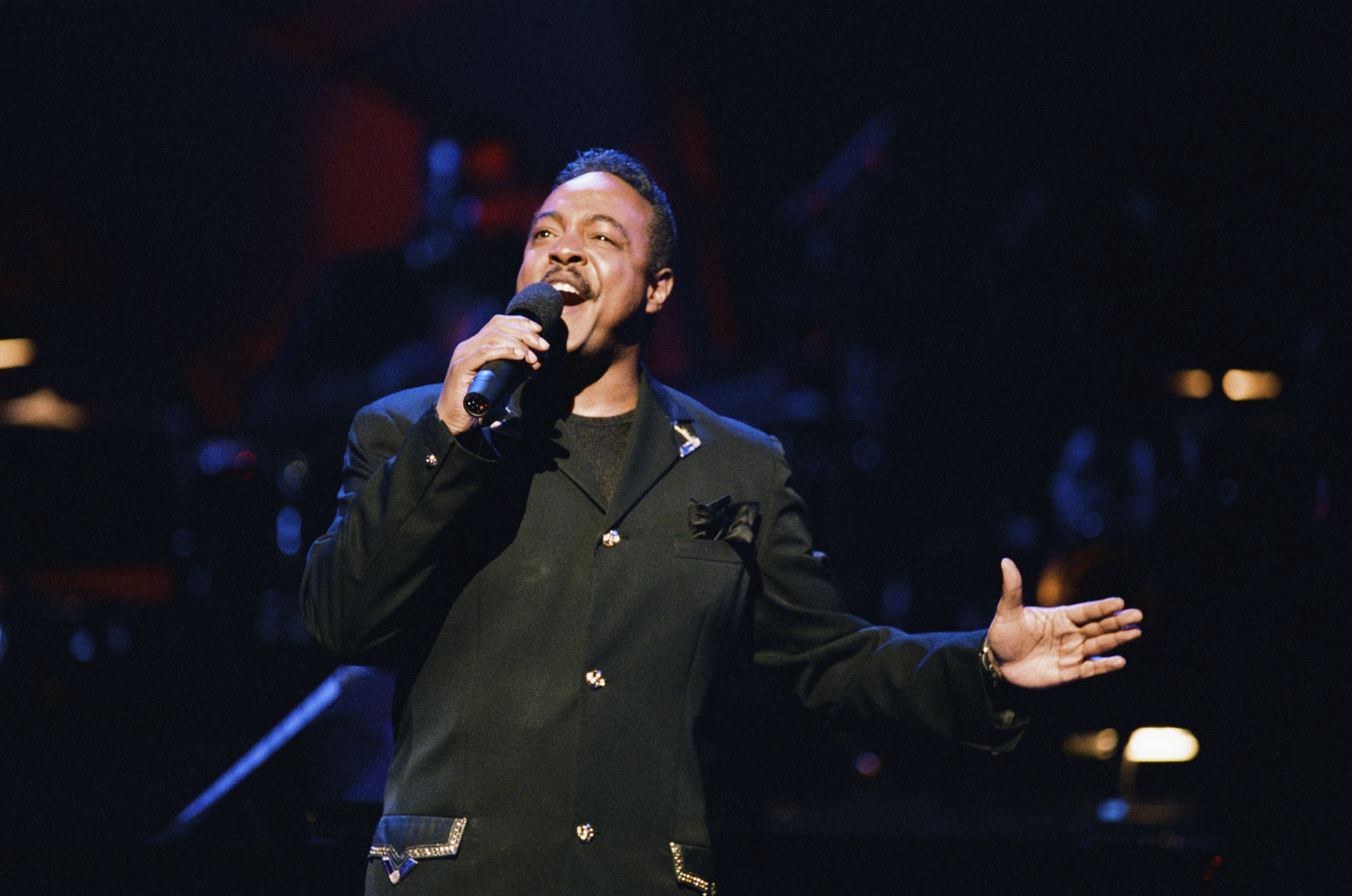 Peabo Bryson performs during Met Life Presents the Apollo Theatre Hall of Fame on June 1, 1994 | Source: Getty Images
