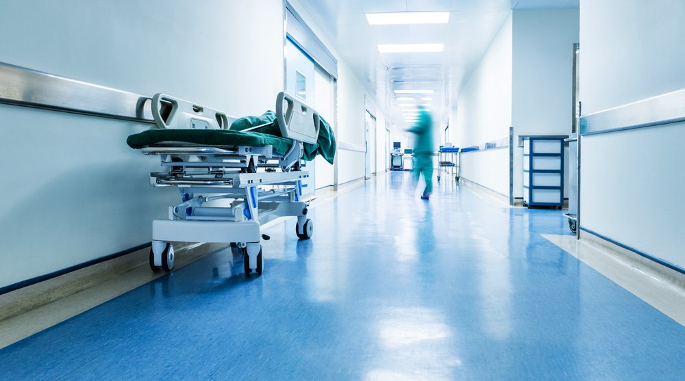 Pasillo de hospital con una camilla vacía. | Foto: Shutterstock.