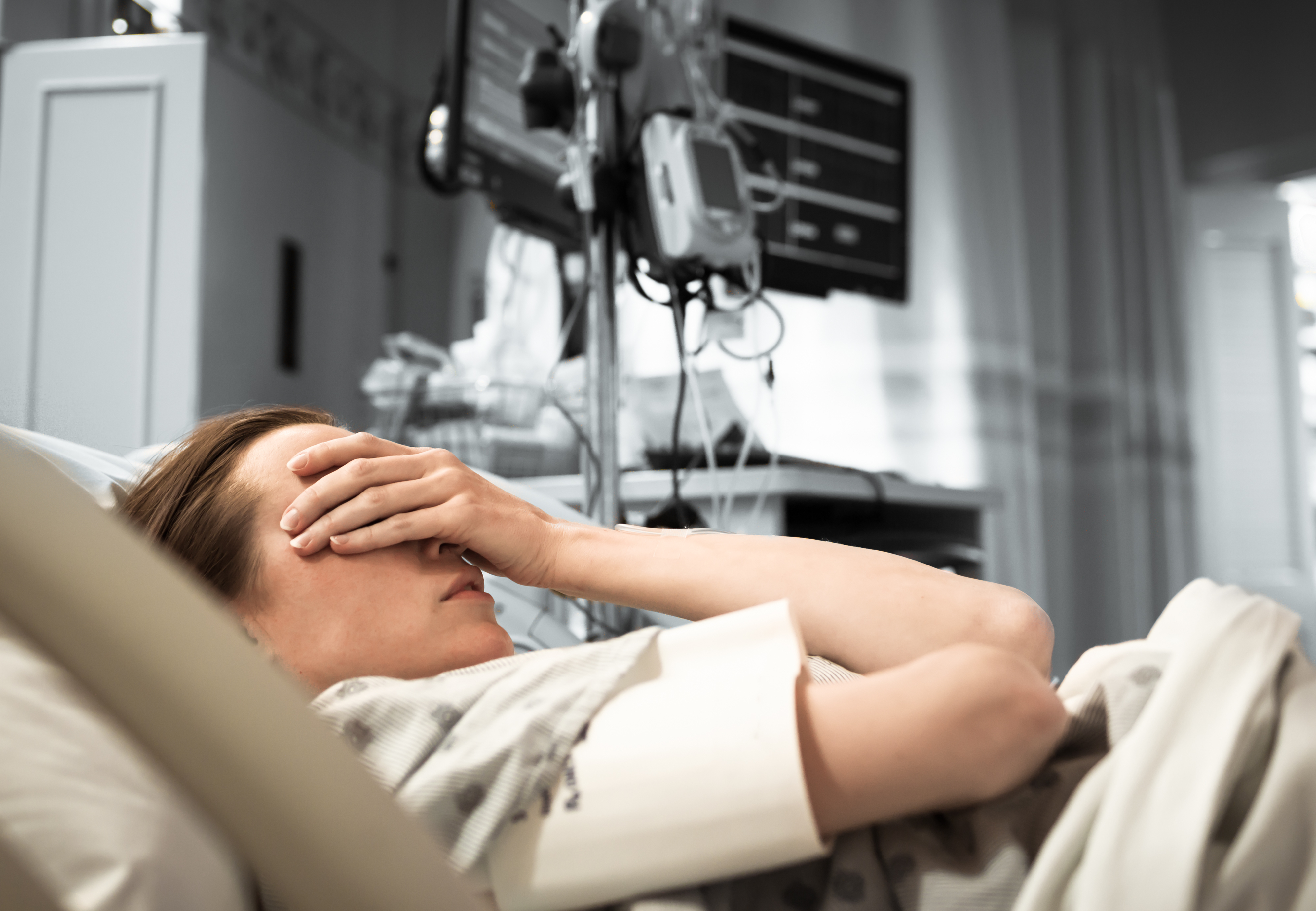 A sick woman in a hospital bed. | Source: Shutterstock