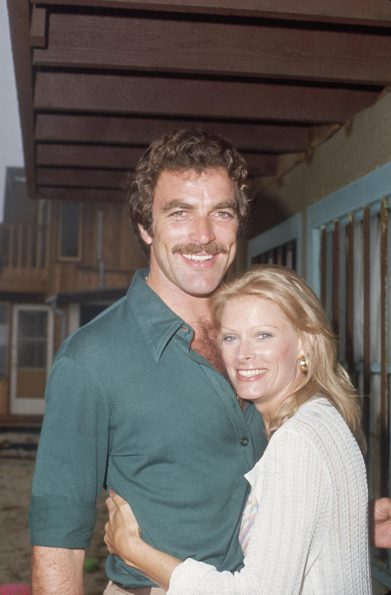 Tom Selleck and Jacquelyn Ray at Robert Colbert's birthday party on October 4, 1975, in Malibu, California. | Source: Getty Images