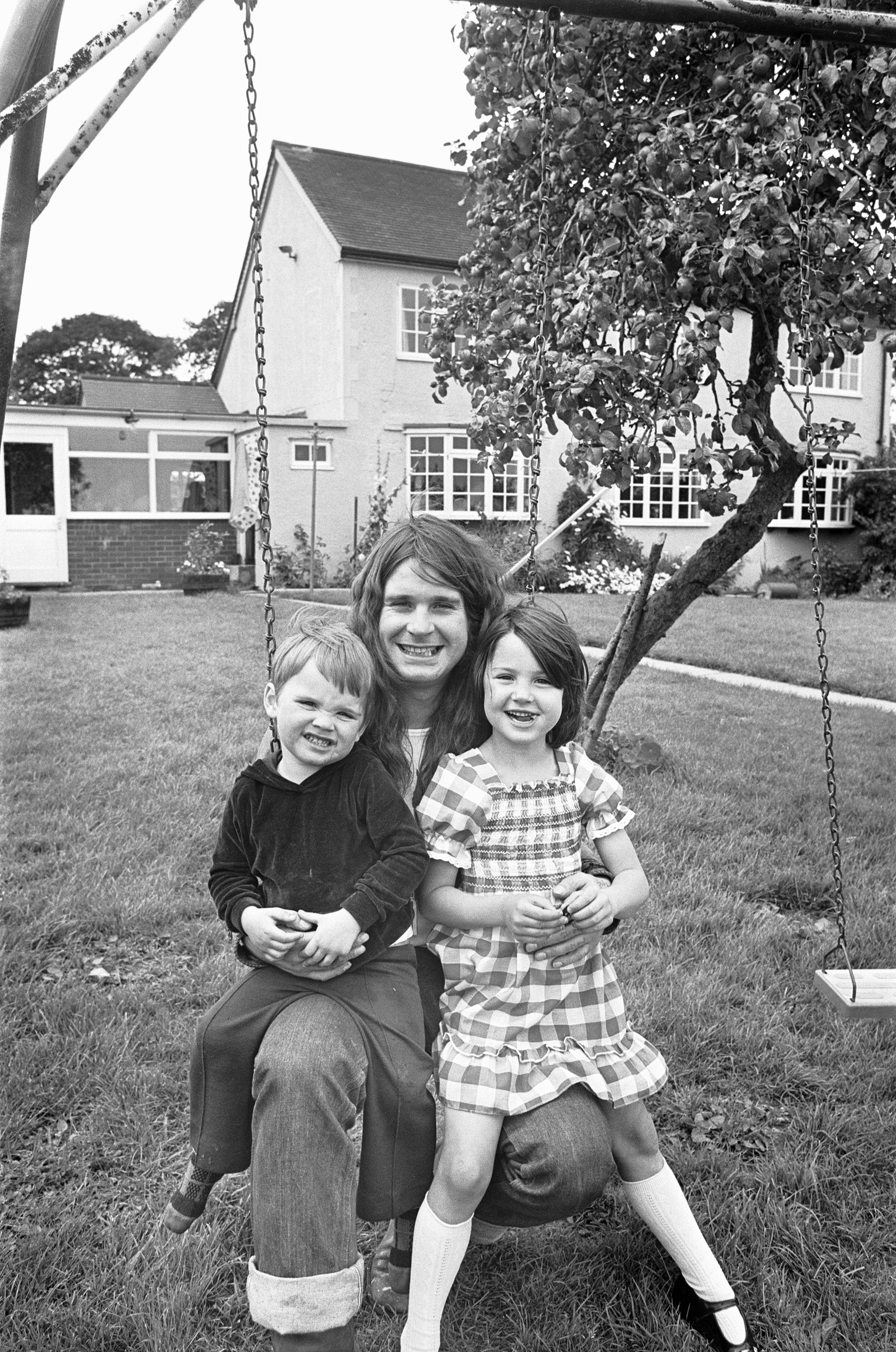 Ozzy Osbourne hugs his children Jessica and Louis, August 19, 1978. | Source: Getty Images