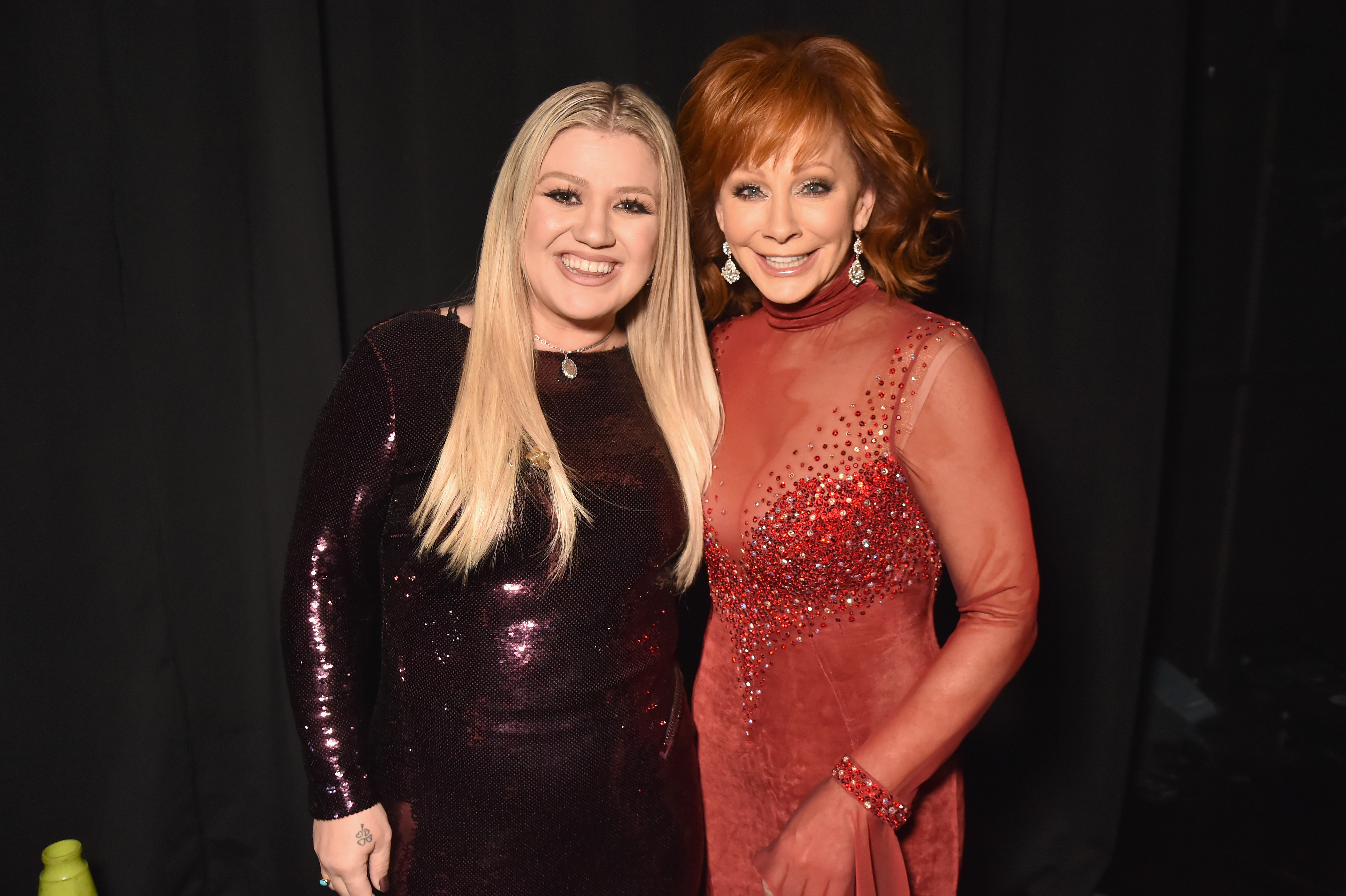 Kelly Clarkson and Reba McEntire attend the 53rd Academy of Country Music Awards in Las Vegas, Nevada, on April 15, 2018. | Source: Getty Images