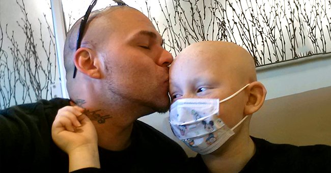 Un padre besa a su hijo que lucha contra el cáncer. | Foto: Facebook/josh.j.marshall