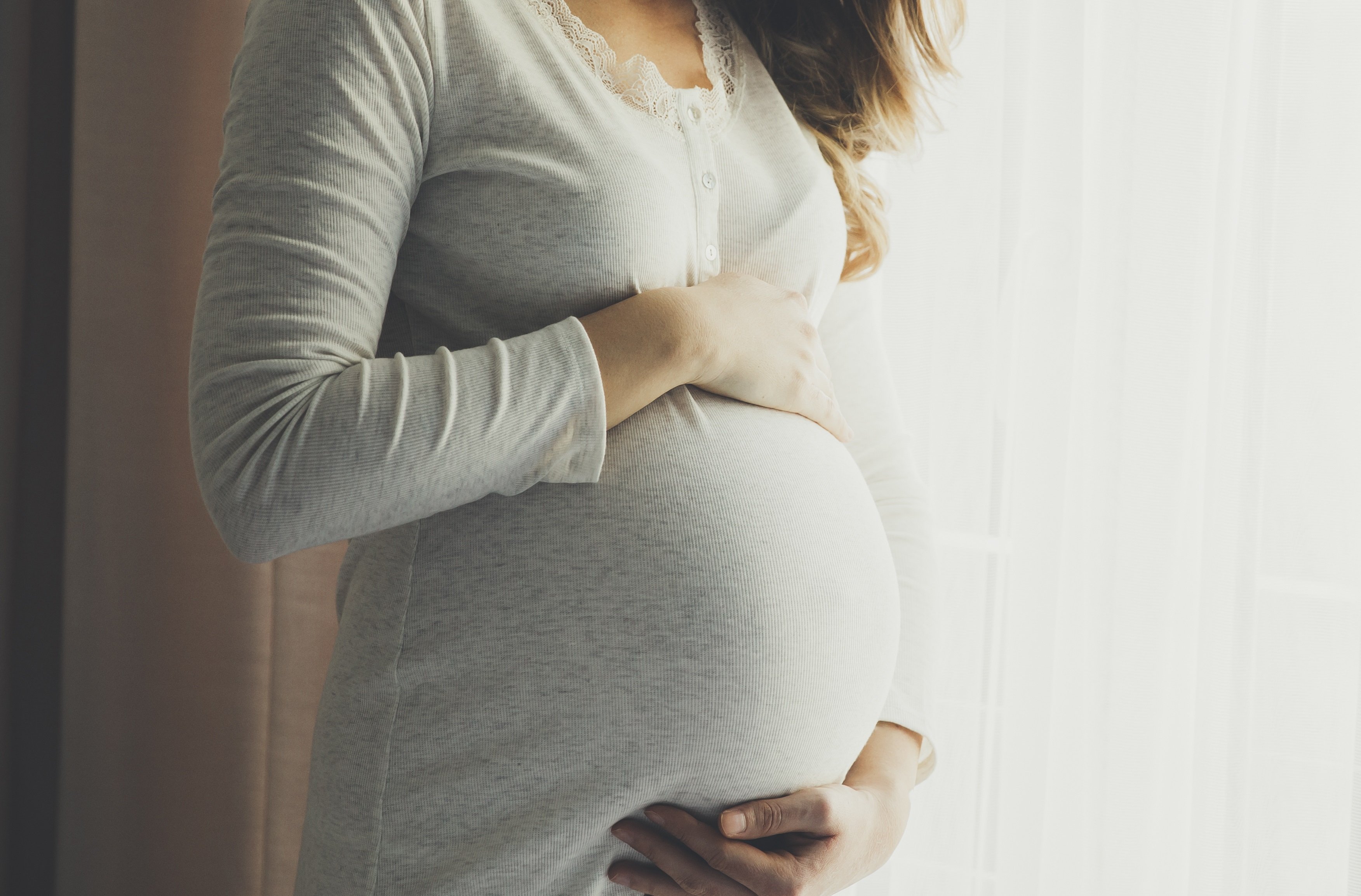 Mujer embarazada sosteniendo su vientre. | Foto: Shutterstock
