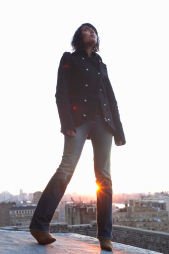 Jeune femme en jean. | Photos : Getty Images