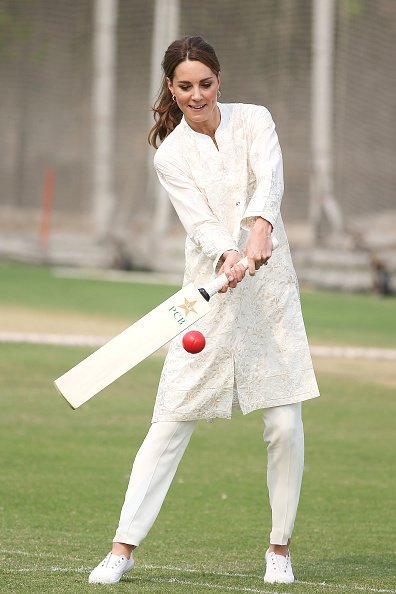  Catherine, Duchess of Cambridge visits the National Cricket Academy during their royal tour of Pakistan | Photo: Getty Images