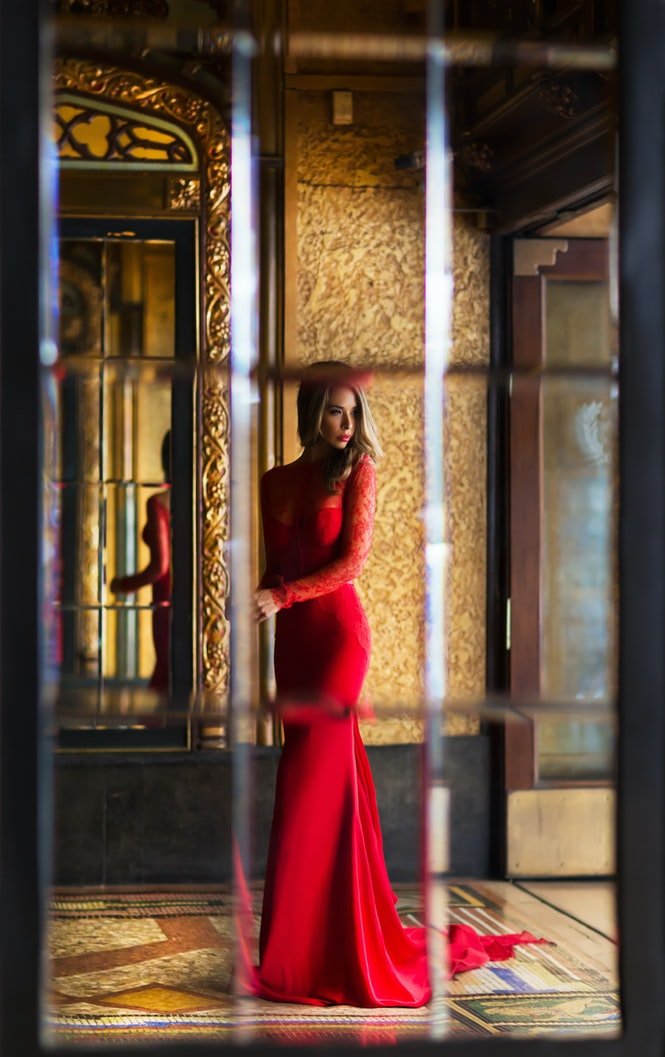 Hermosa joven vestida de rojo. | Foto: Unsplash