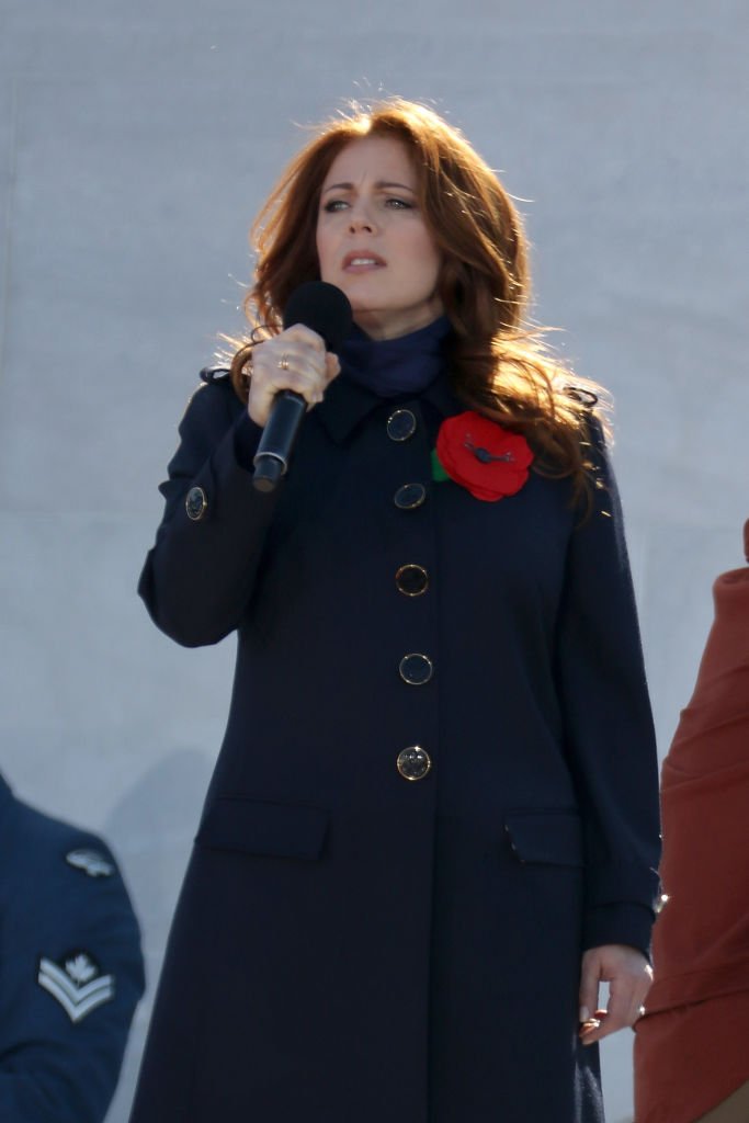 La chanteuse Isabelle Boulay se produit lors du service commémoratif du centenaire au Monument commémoratif du Canada à Vimy, le 9 avril 2017 à Vimy, en France. | Photo : Getty Images.