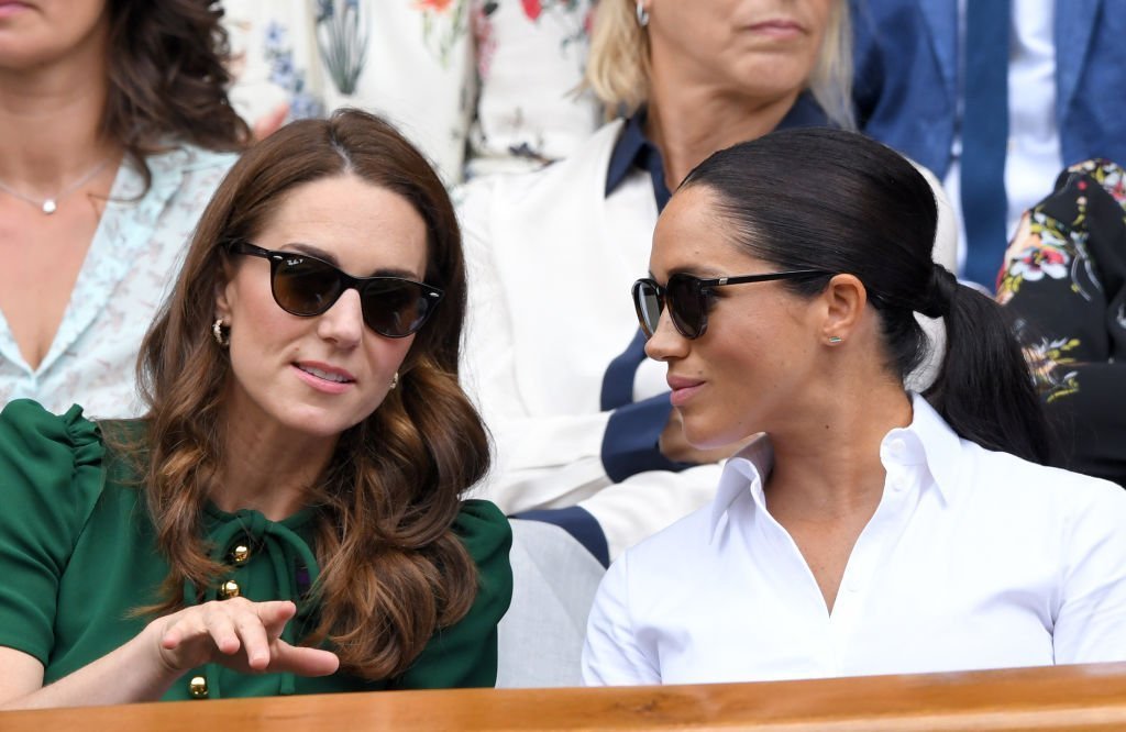 Kate Middleton et Meghan Markle dans la loge royale sur le court central pendant la douzième journée des championnats de tennis de Wimbledon au Club de tennis et de croquet All England Lawn | Photo : Getty Images