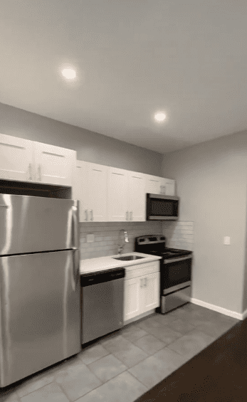Inside view of a kitchen in an empty apartment | Photo: TikTok / rentnewyork