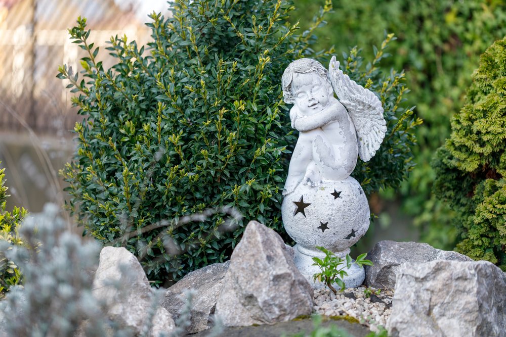 Eine kleine Engelsfigur als Skulptur. | Quelle: Shutterstock