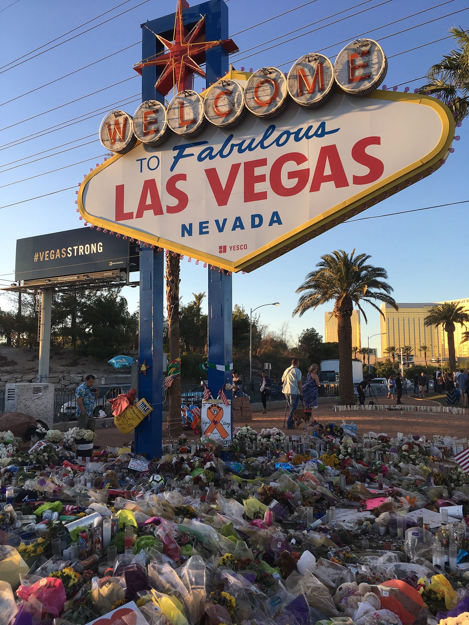 The "Welcome to Fabulous Las Vegas" sign adorned with flowers on October 9, 2017, a week after the mass shooting | Photo: Wikimedia/Rmvisuals/Lasvegassignflowers/CC BY-SA 4.0