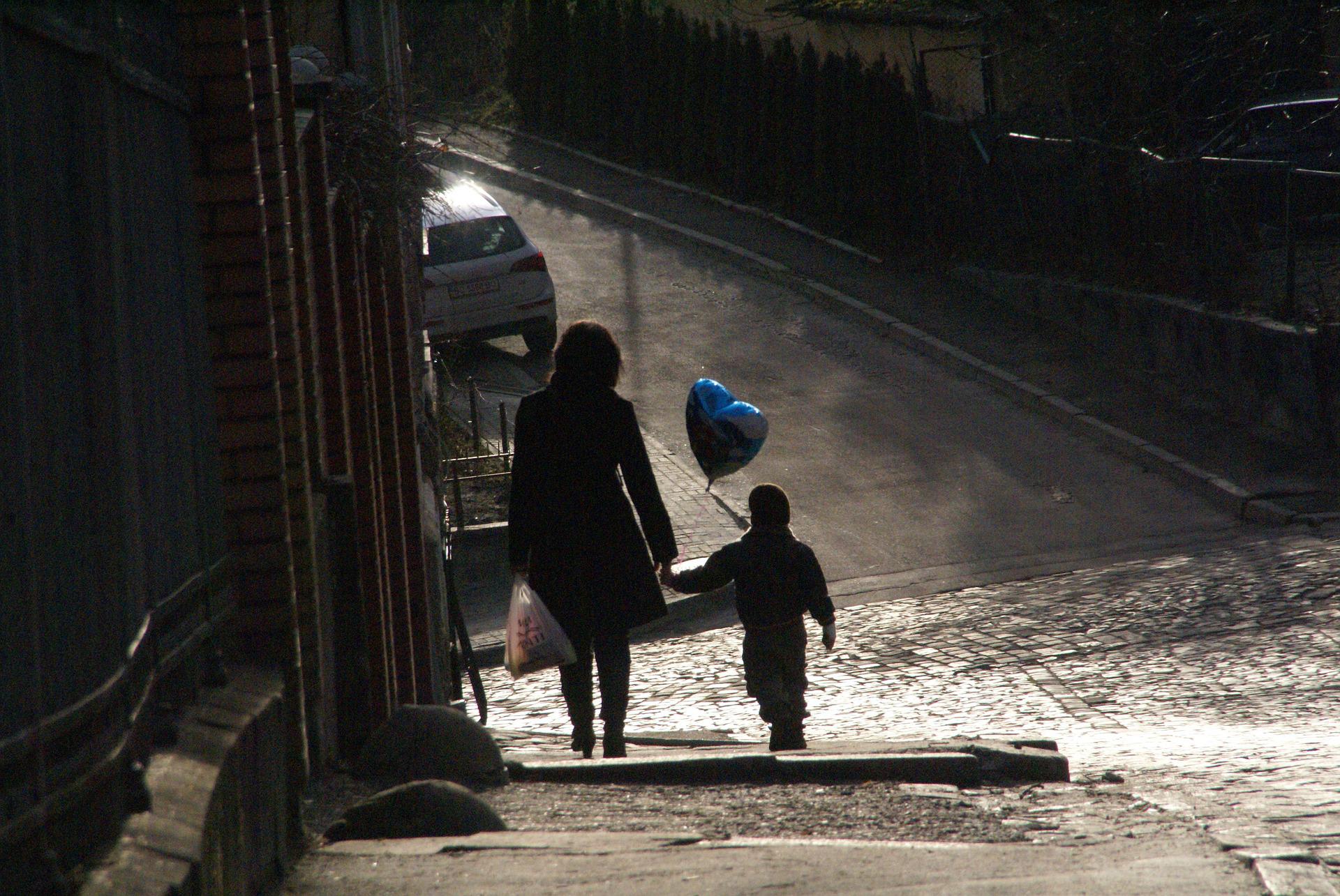 Una madre camina de la mano de su hijo. | Foto: Pixebay