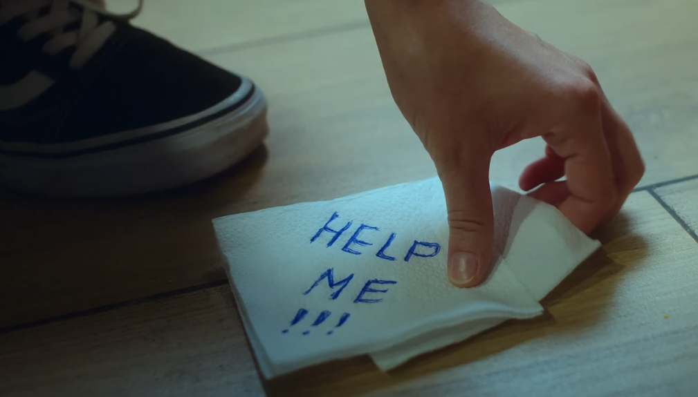 Napkin with cry for help on floor | Source: YouTube / DramatizeMe