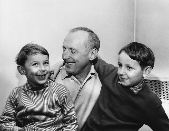L'acteur, chanteur et humoriste Bourvil et ses deux enfants Dominique et Philippe | Photo : Getty Images.