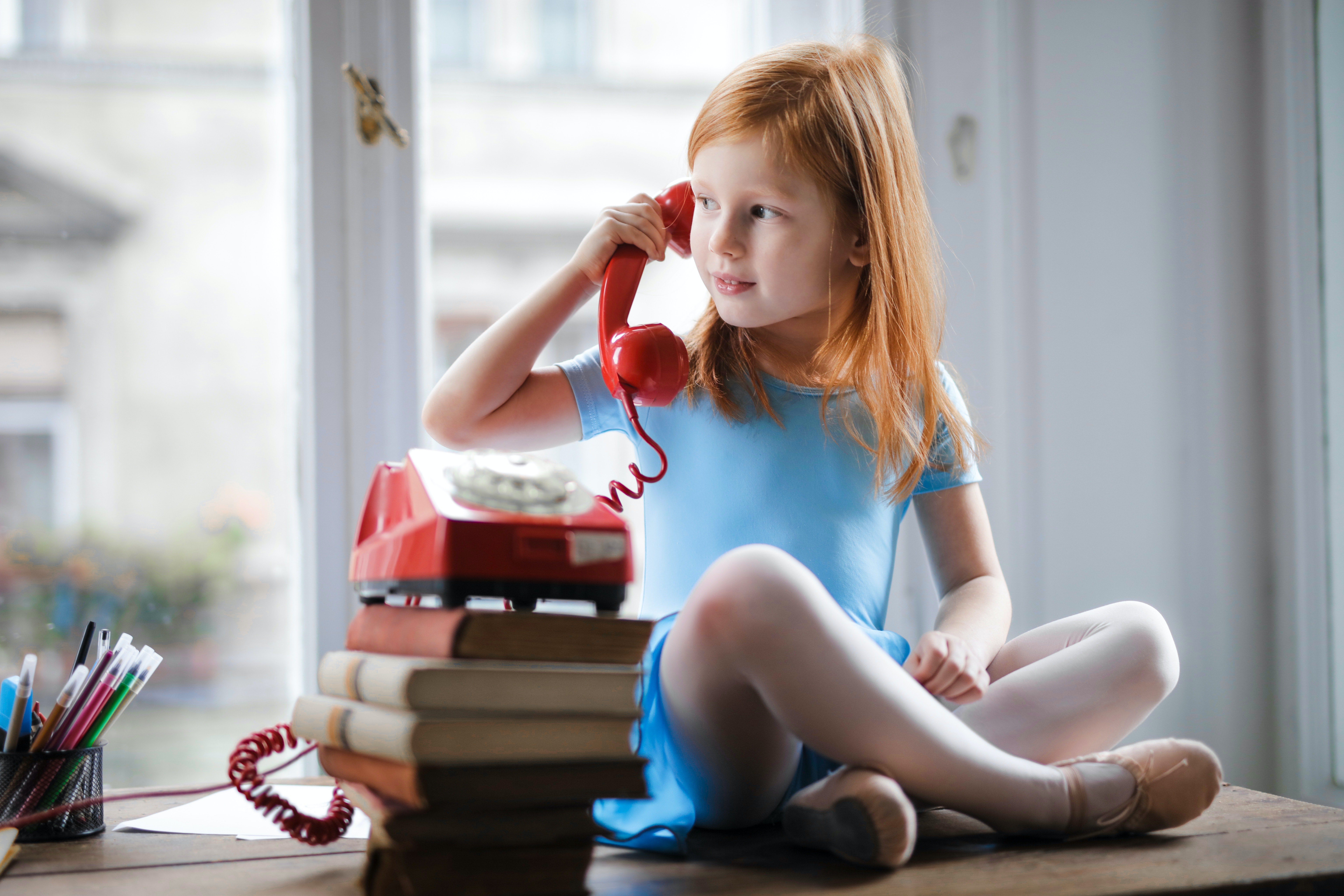 Niña hablando por teléfono. | Foto: Pexels
