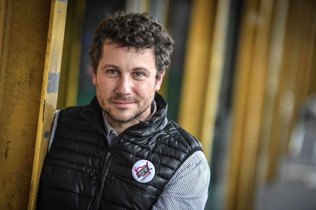 L'administrateur des 'Restos du Cœur' Romain Colucci, fils de Michel Colucci, dit Coluche, humoriste français et fondateur caritatif des 'Restos du Cœur', pose le 28 novembre 2019 à Paris. | Photo : Getty Images