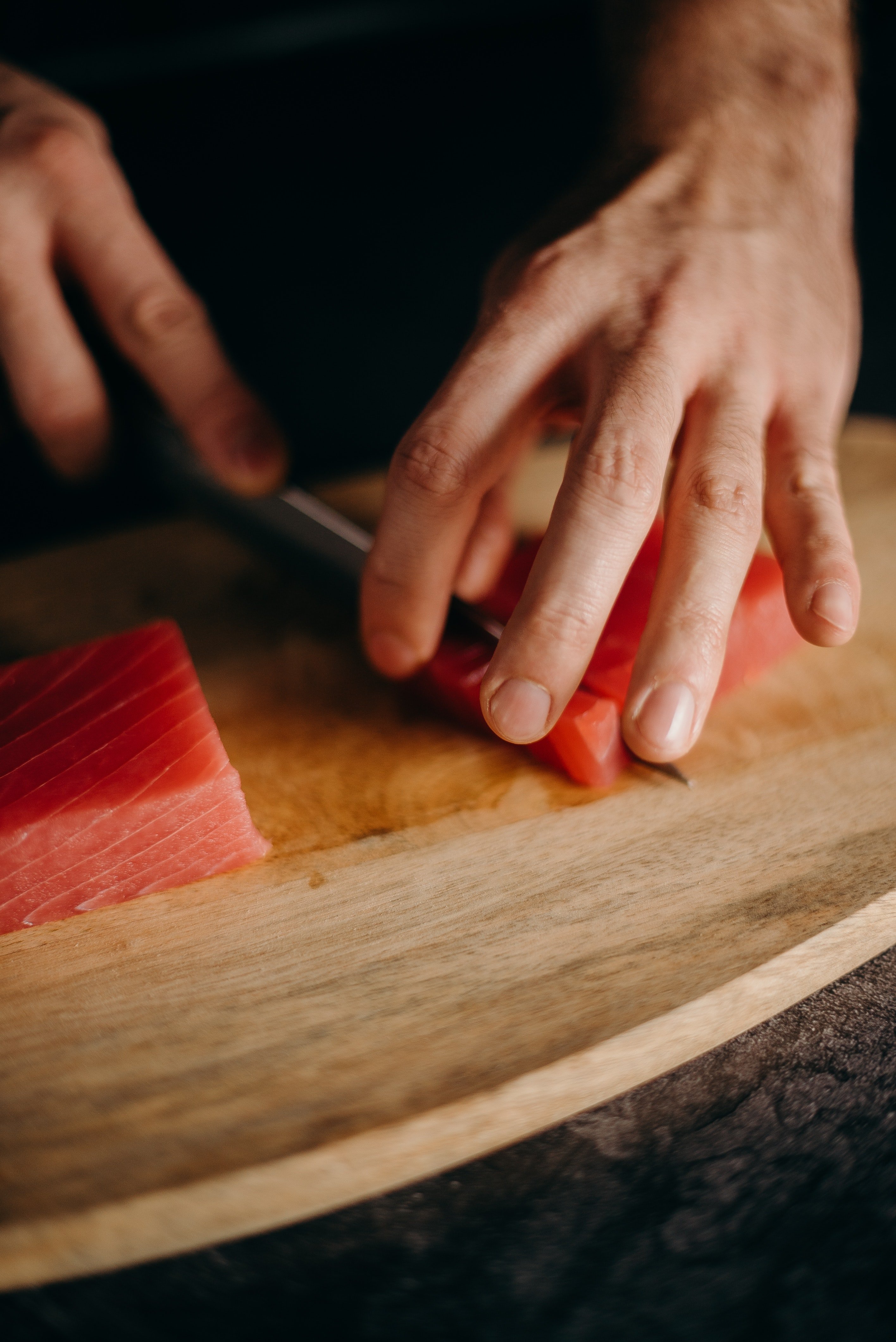 Une personne avec un couteaux. | Photo : Pexels