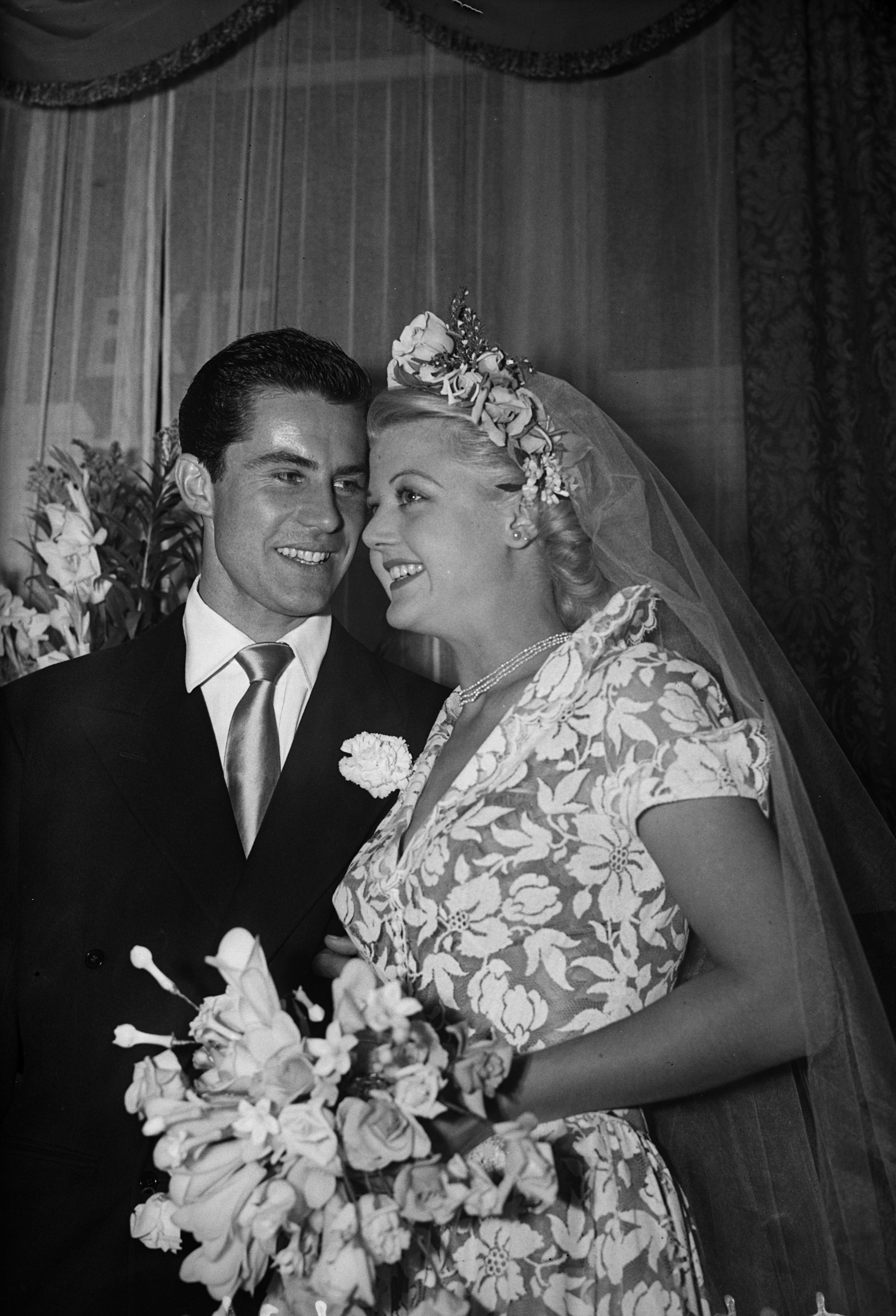 Angela Lansbury and Peter Shaw are photographed at their wedding on August 13, 1949 | Source: Getty Images