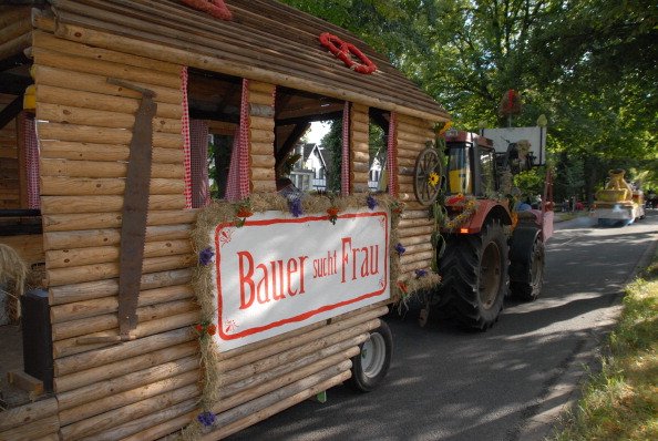 Erntewagen von "Die Bergedorfer" (Slogan: "Bauer sucht Frau") beim Erntefest-Umzug, Worpswede (bei B R E M E N), 2013 | Quelle: Getty Images