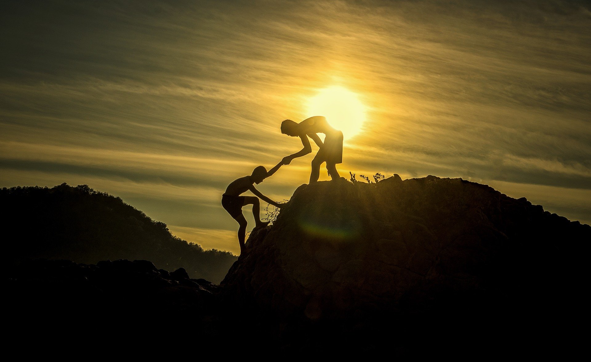 Persona tienda una mano para ayudar a otra. Fuente: Pixabay Persona tienda una mano para ayudar a otra. Fuente: Pixabay