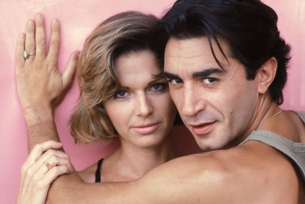 Portrait de Richard Berry et Jeane Manson le 27 juillet 1983 a Paris, France. | Photo : Getty Images