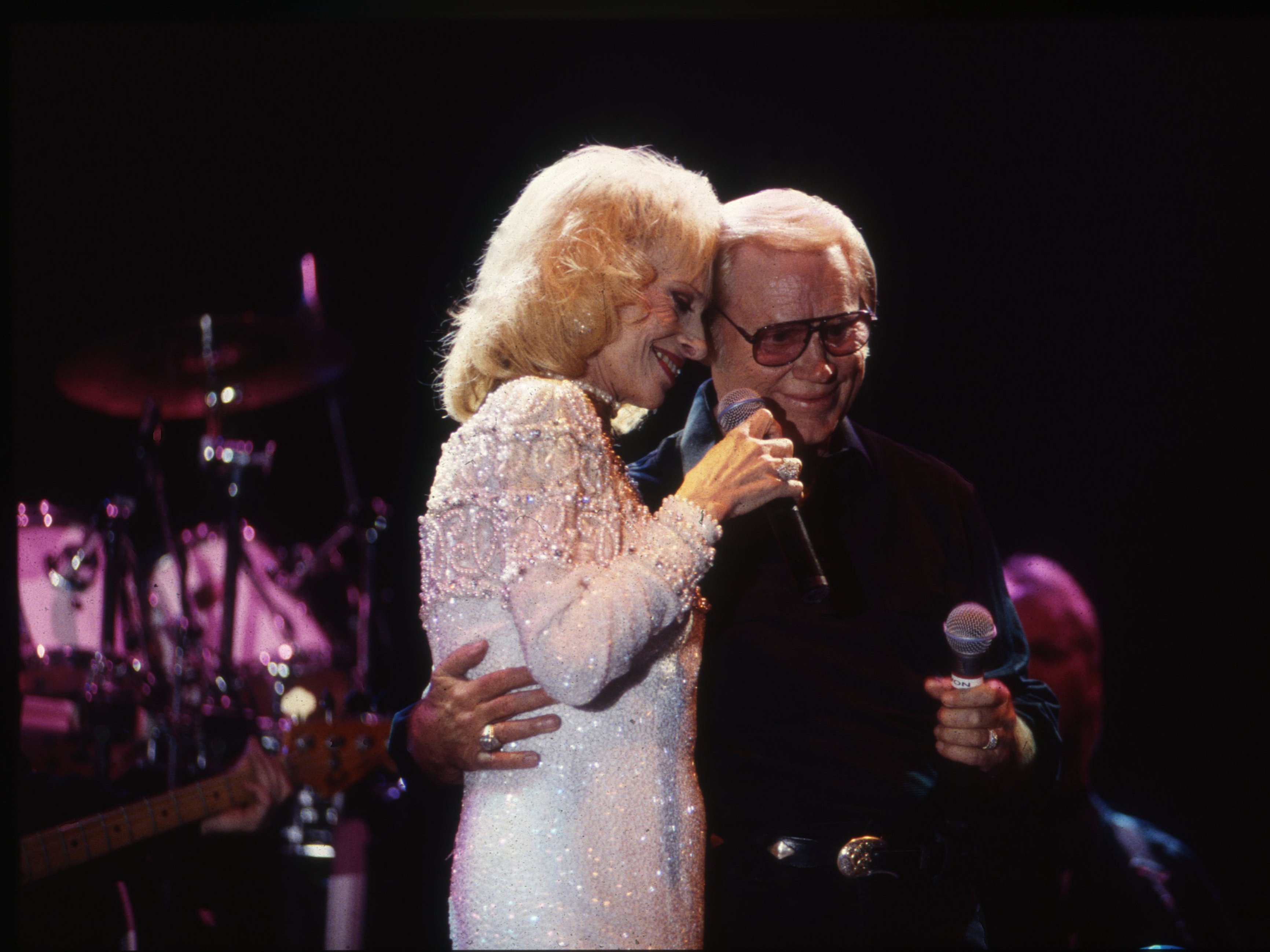 Country Music Singer Songwriter Tammy Wynette and George Jones performs at Fanfair on January 1, 1995 in Nashville, Tennessee. | Source: Getty Images