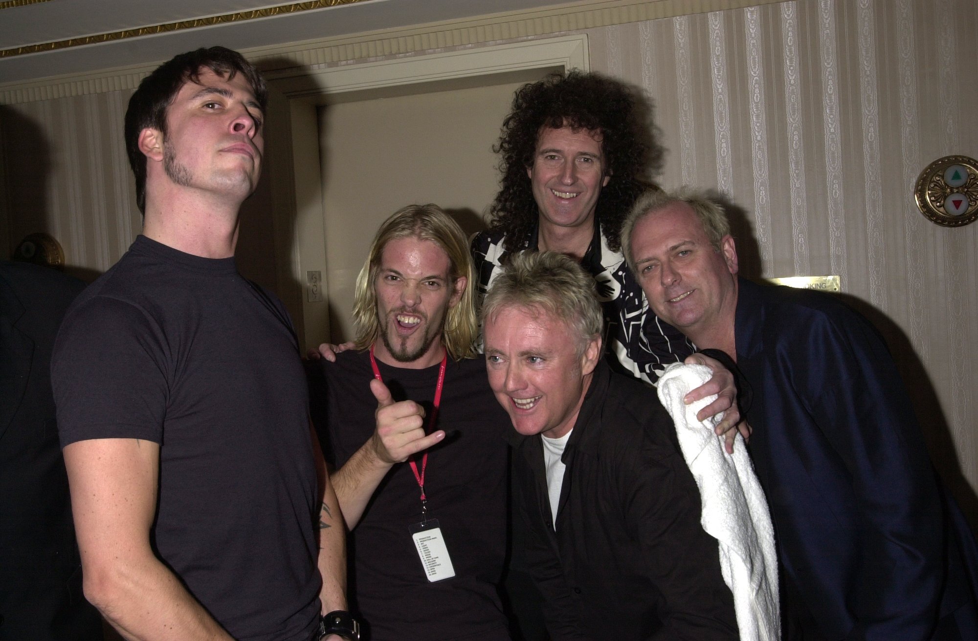 Brian May und Roger Taylor von Queen mit Dave Grohl, Taylor Hawkins und Nate Mendel von den Foo Fighters bei der 16. jährlichen Einführungszeremonie in die Rock and Roll Hall of Fame im Jahr 2001. | Quelle: Getty Images