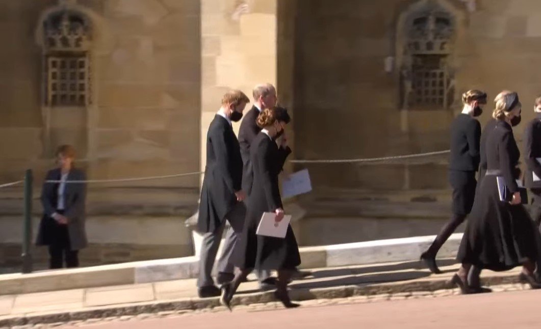 William, Kate y Harry a su salida de la capilla. |Foto: YouTube/ElPais