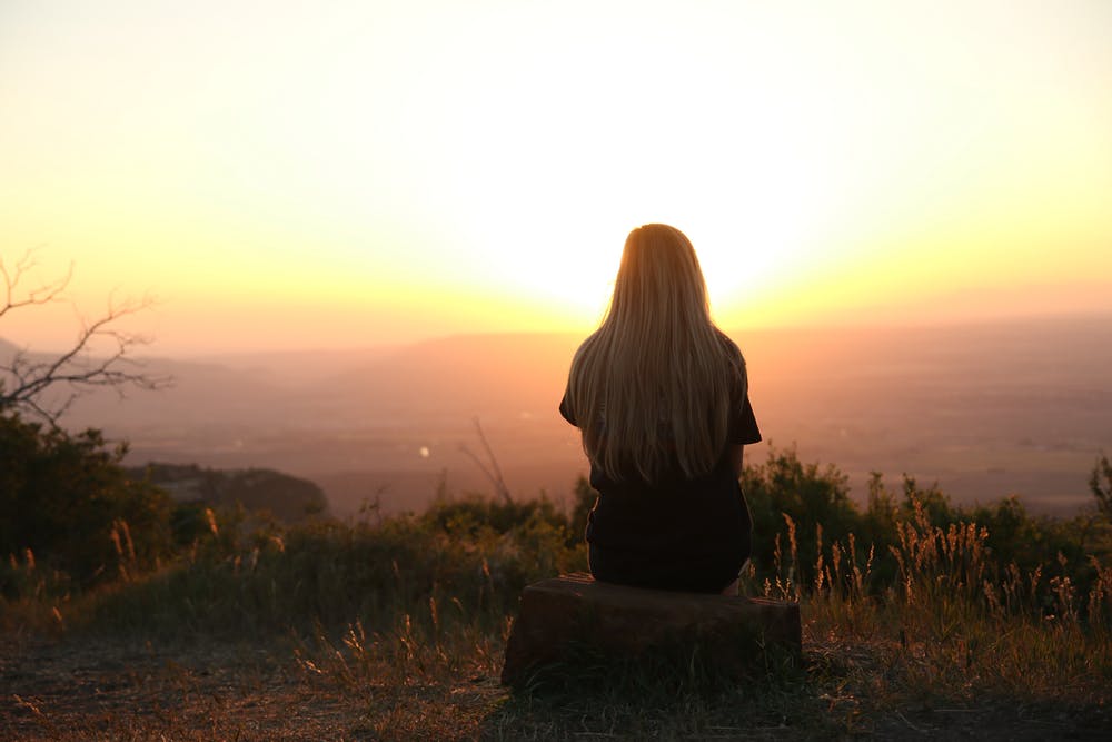Une femme regardant le coucher du soleil | Source : Pexels Une femme regardant le coucher du soleil | Source : Pexels