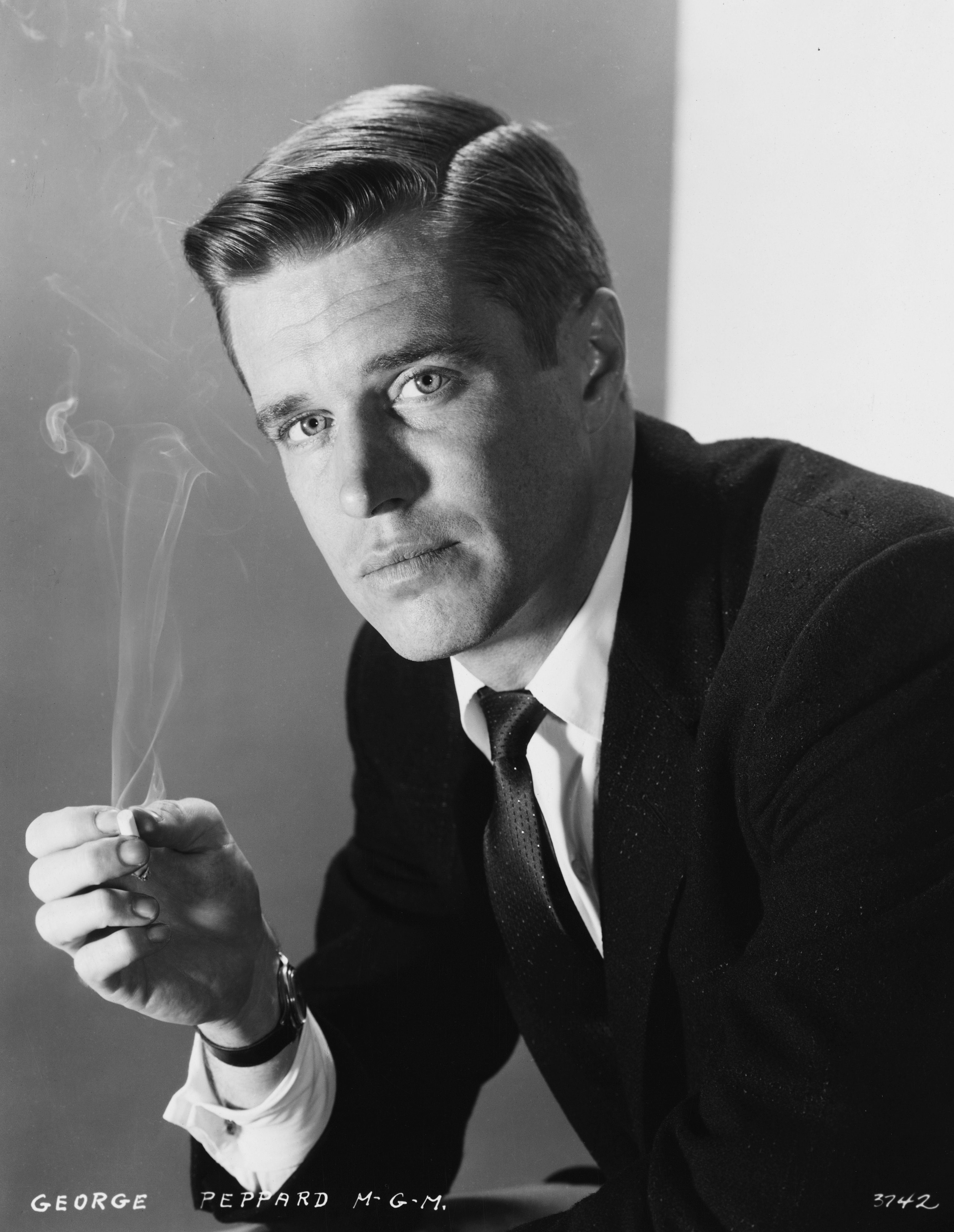 George Peppard smoking a cigarette circa the 1960s | Photo: Getty Images