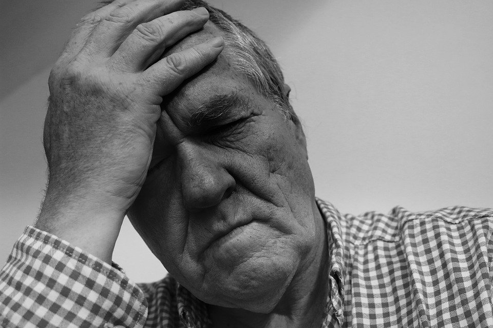 Mann mit Kopfschmerzen | Quelle: Pixabay