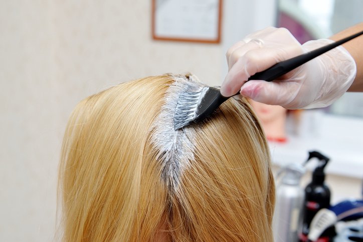 Coiffeur appliquant une teinture sur les cheveux d'une femme. | Photo : Getty Images Coiffeur appliquant une teinture sur les cheveux d'une femme. | Photo : Getty Images