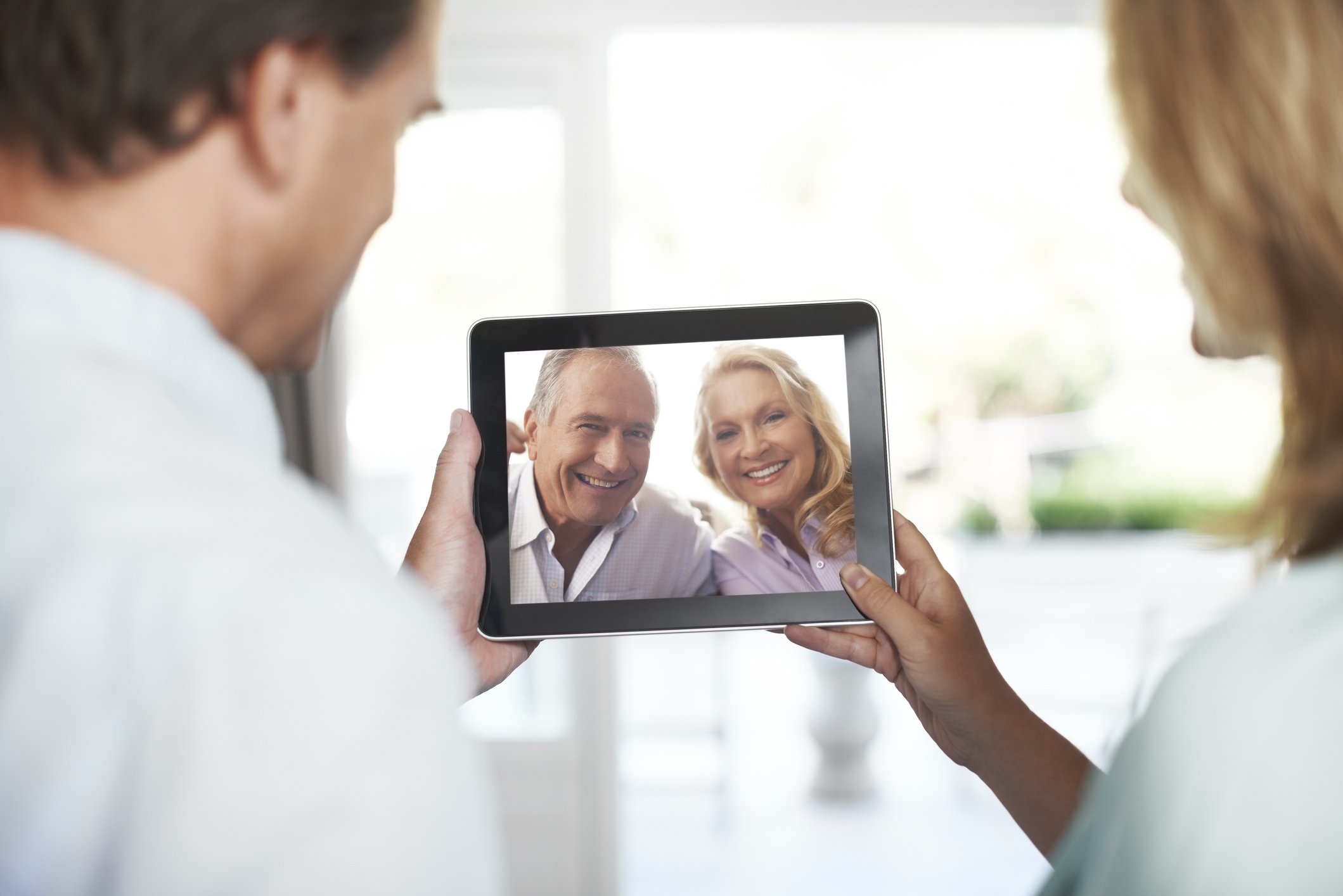 Paar redet per Videoanruf mit den Eltern auf dem Tablet PC | Quelle: Getty Images