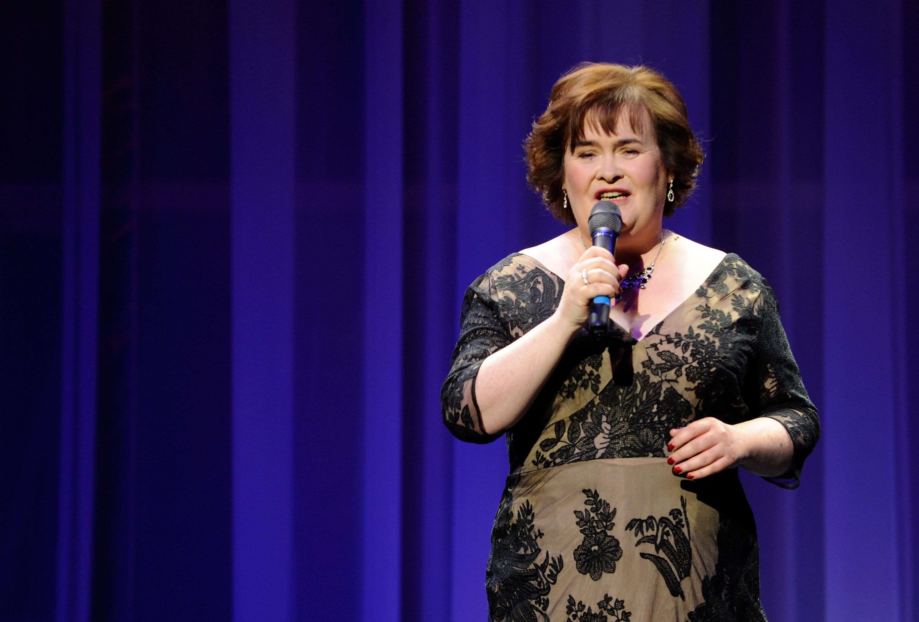  Susan Boyle performs during the Donny & Marie variety show at the Flamingo Las Vegas October 17, 2012. | Photo: GettyImages