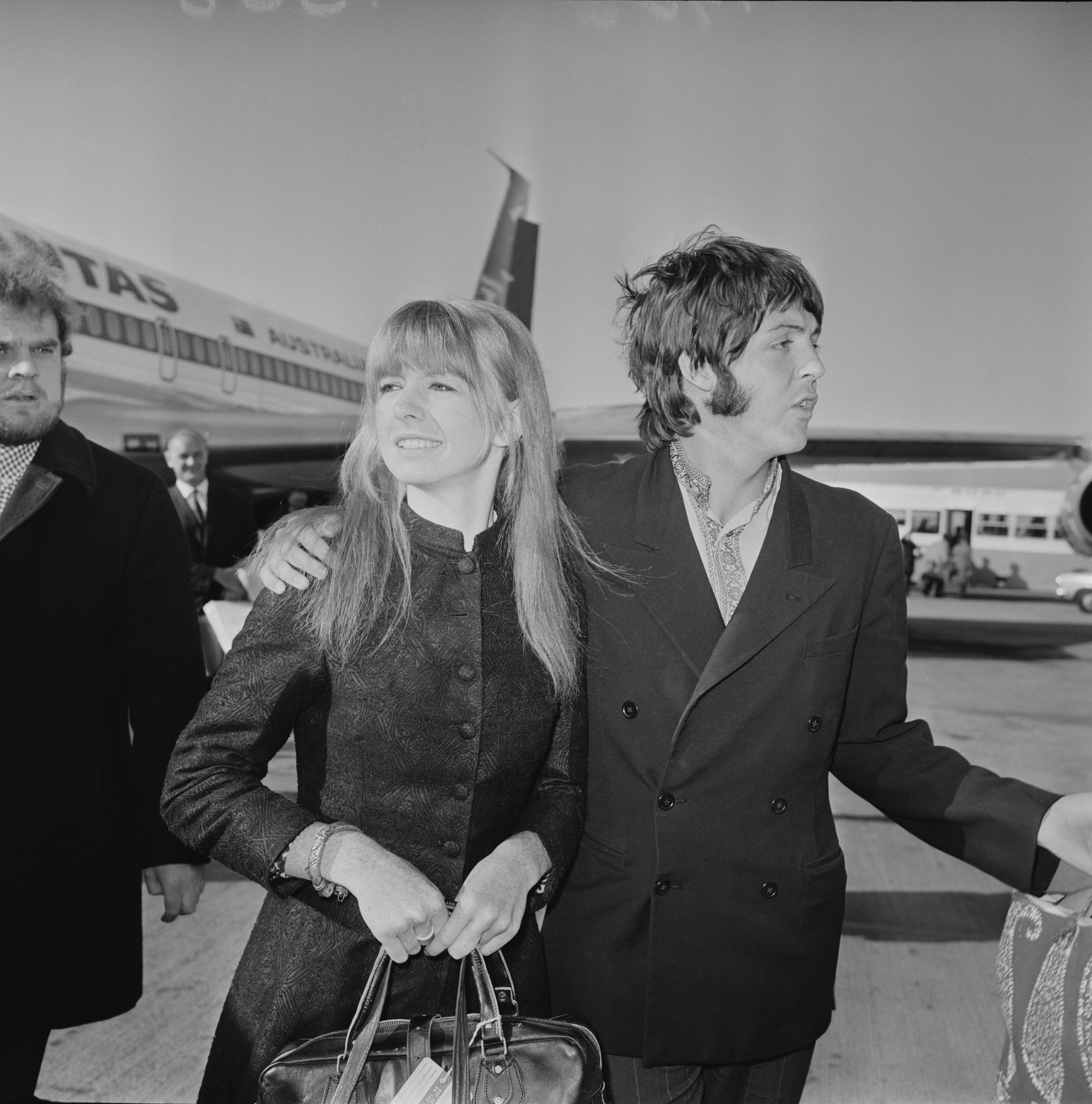 Paul McCartney et Jane Asher arrivent à l'aéroport d'Heathrow en provenance d'Inde, Londres, Royaume-Uni, 27 mars 1968. | Source : Getty Images