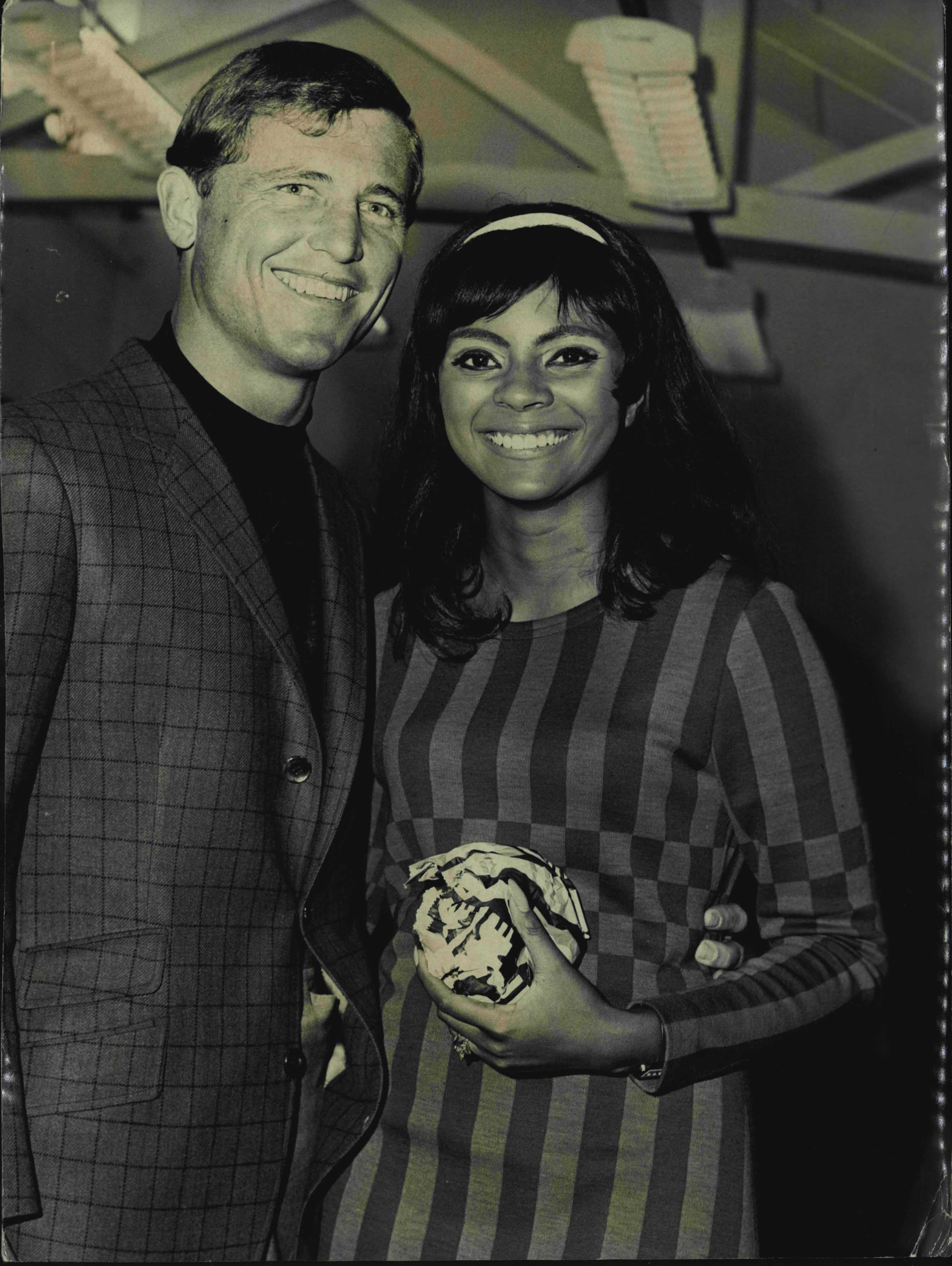 Leslie Uggams and her Australian husband Graham Pratt pictured at Mascot. September 27, 1966. | Source: Getty Images