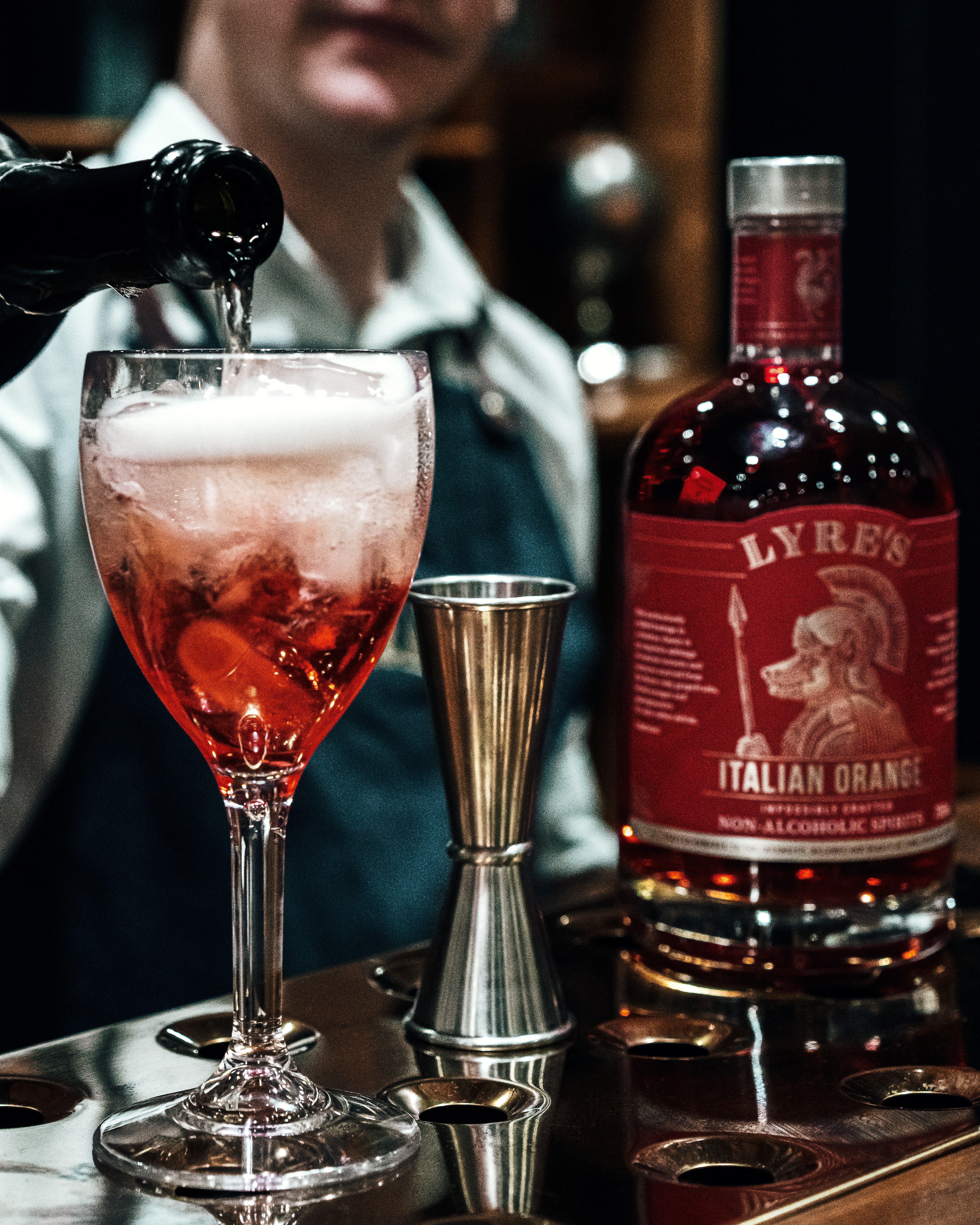 A bartender pouring a drink at the bar. | Photo: Pexels