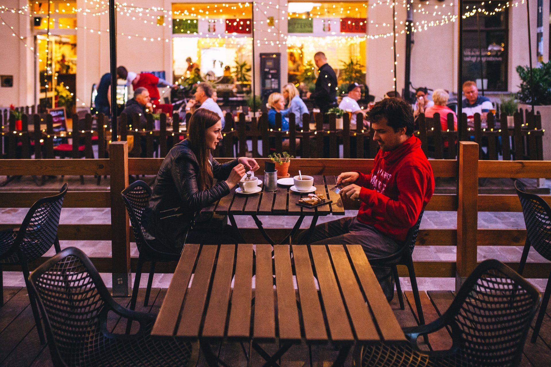 A couple eating in an outdoor cafe | Source: Unsplash